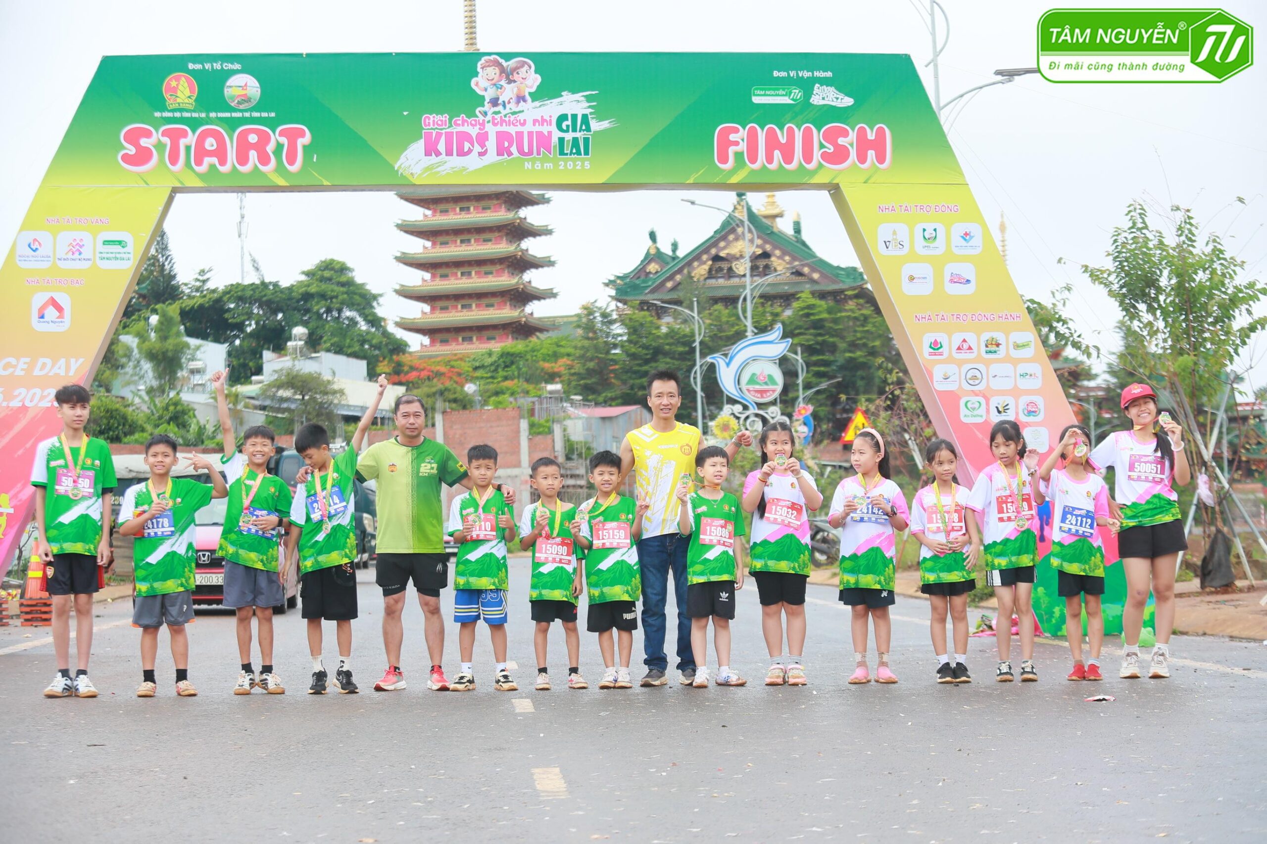 Các vận động viên nhí chinh phục đường chạy tại Kids Run Gia Lai 2025