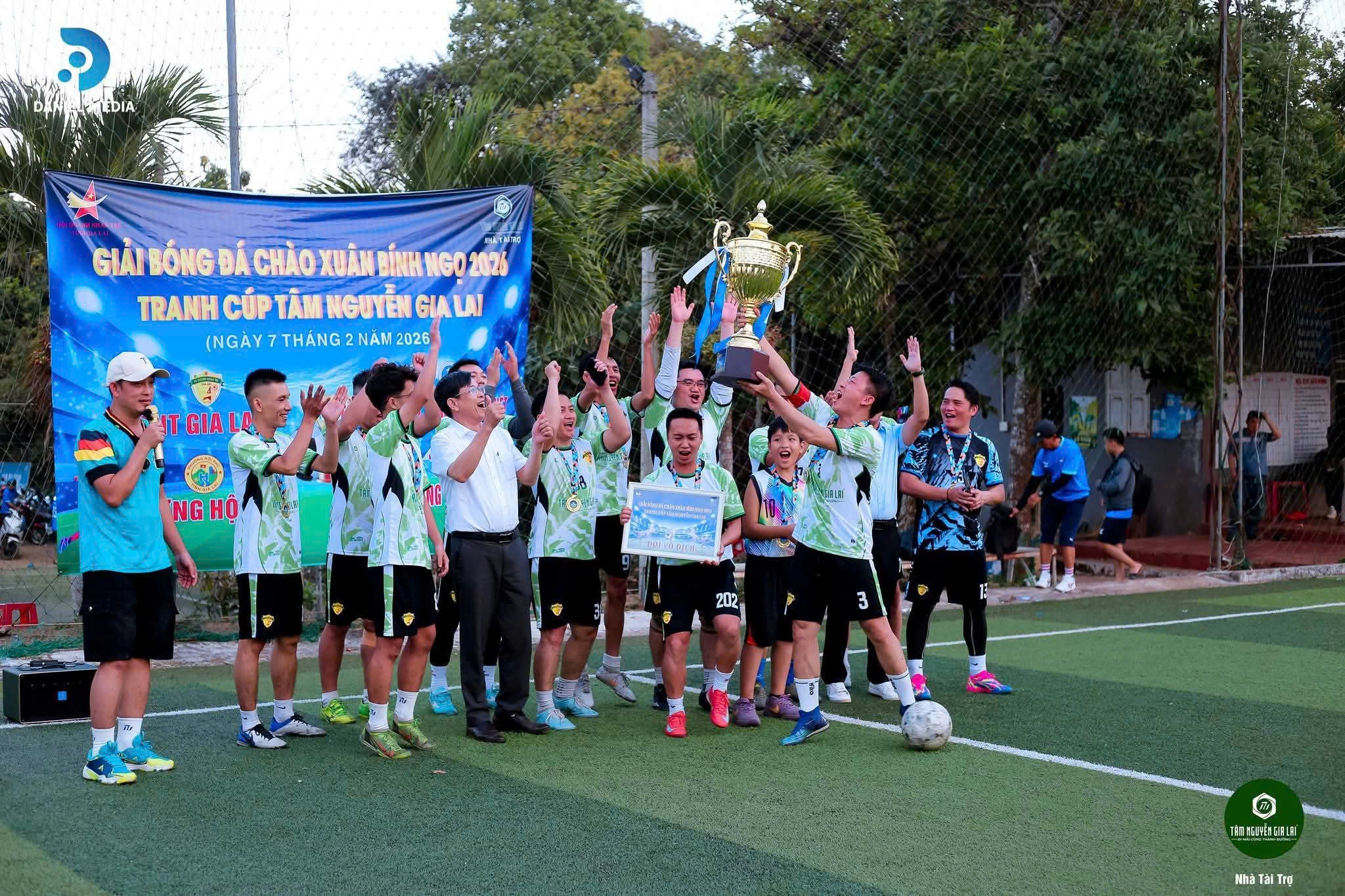 Khoảnh khắc đội vô địch nâng cúp tại Giải bóng đá Chào Xuân Bình Ngọ 2026 tranh Cúp Tâm Nguyễn Gia Lai