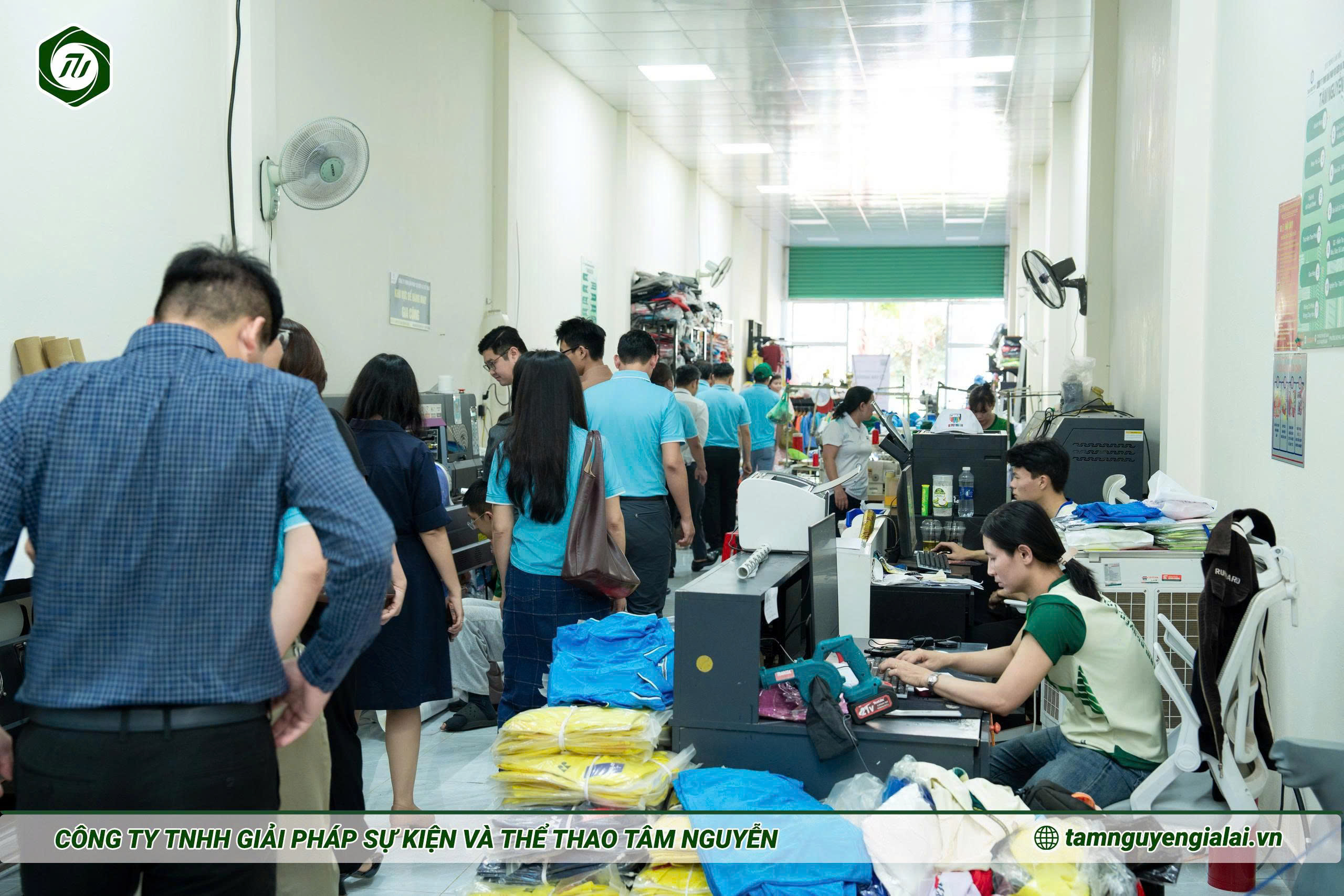 Đoàn doanh nhân trẻ Gia Lai tham quan xưởng sản xuất đồng phục thể thao
