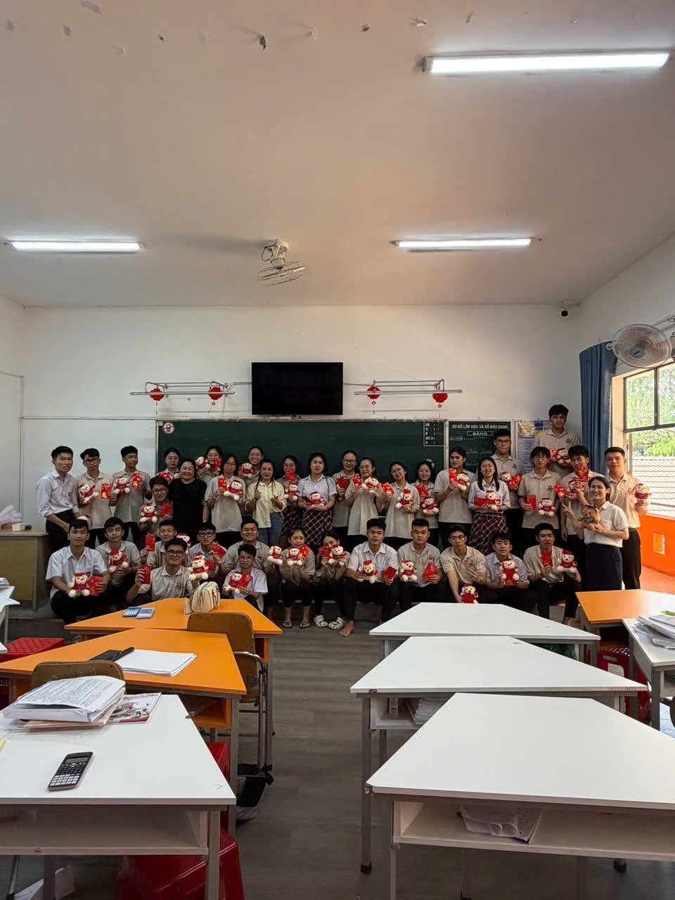 BCH phụ huynh lớp 12C2 trao quà cho học sinh